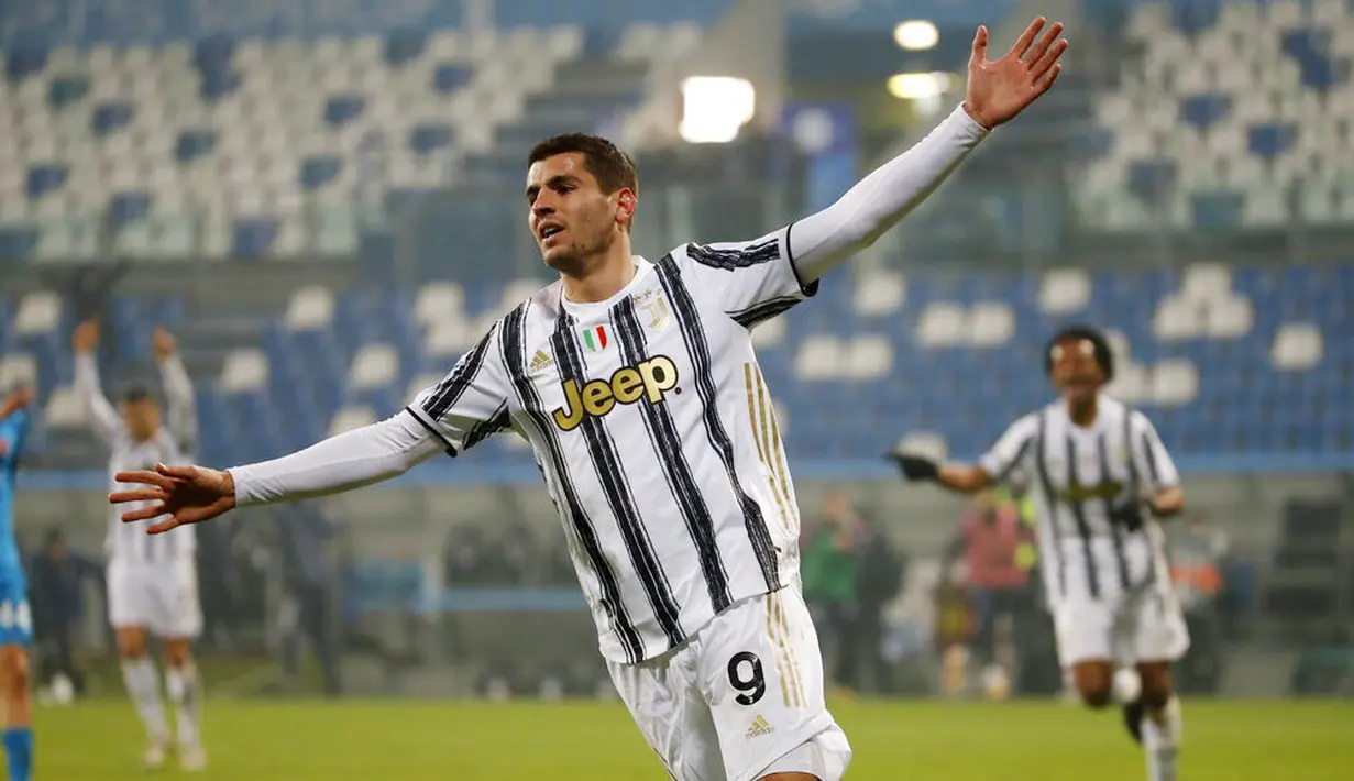 Striker Juventus, Alvaro Morata, melakukan selebrasi mencetak gol ke gawang Napoli pada laga final Piala Super Italia di Stadion Mapei, Rabu (20/1/2021). Juventus menang dengan skor 2-0. (Massimo Paolone/LaPresse via AP)