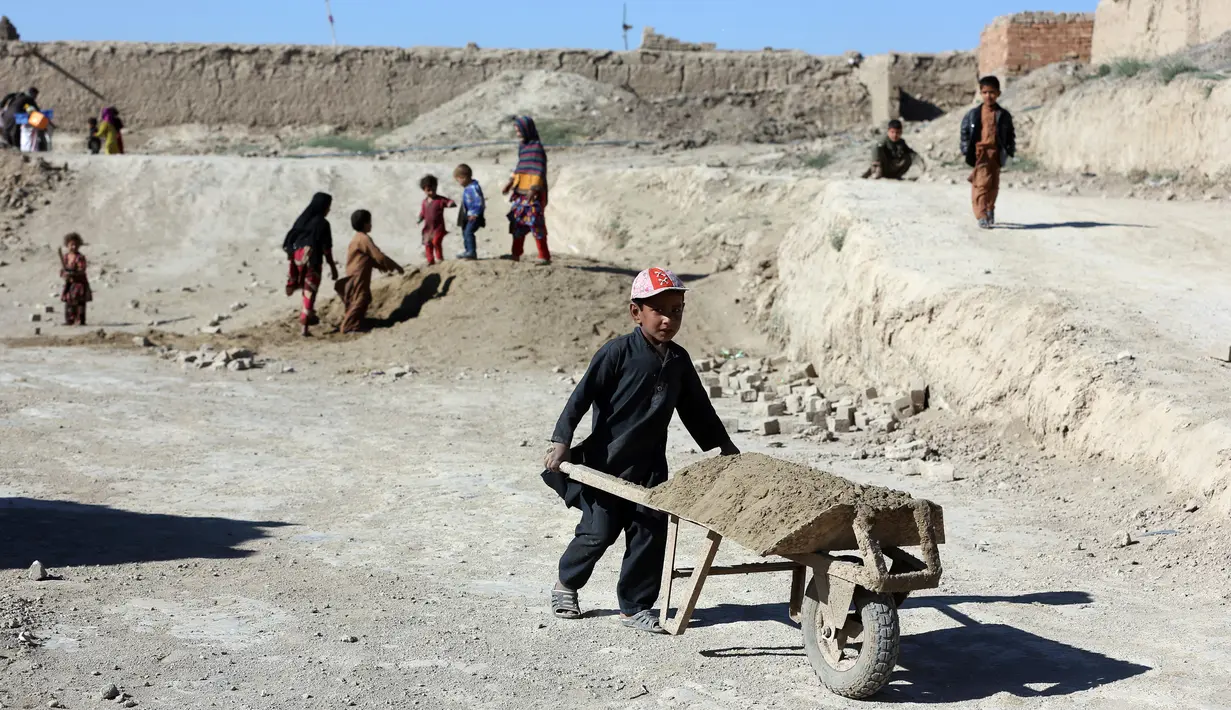 Anak-anak bekerja di sebuah pabrik batu bata di pinggiran Kabul, Afghanistan, Rabu (12/6/2019). Ribuan anak Afghanistan bekerja mencari uang untuk menghidupi keluarga mereka. (AP Photo/Rahmat Gul)