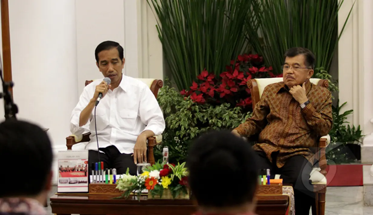 Presiden Joko Widodo (kiri) didampingi Wakil Presiden Jusuf Kalla memberikan penjelasan saat memimpin rapat bersama kabinet kerja di Istana Bogor, Jawa Barat, Senin (16/2/2015). (Liputan6.com/Faizal Fanani)