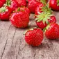 Strawberry bermanfaat untuk rambut. (foto: boldsky.com)