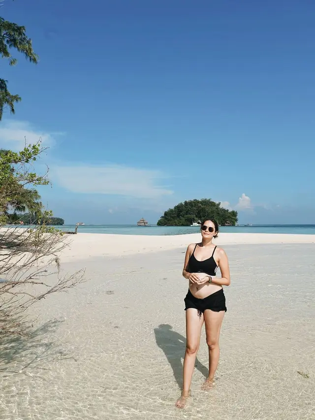Hamil 24 Minggu, Ini 6 Pesona Sabai Morscheck saat Liburan di Pulau Macan