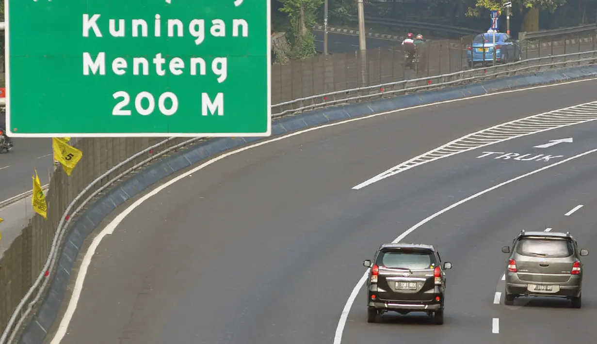 Beberapa ruas jalan di Jakarta tampak lengang saat libur perayaan Natal 2014, Kamis (25/12/2014). (Liputan6.com/Miftahul Hayat)