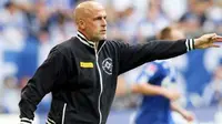Gaya pelatih Borussia Muenchengladbach Michael Frontzeck di laga lawan Schalke 04 yang berlangsung di Gelsenkirchen, 25 September 2010. Frontzeck dipecat pada 13 Februari 2011. AFP PHOTO / PATRIK STOLLARZ 