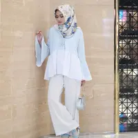 Padu padan tunik yang menarik. (sumber foto: @hellaalaztha/instagram)