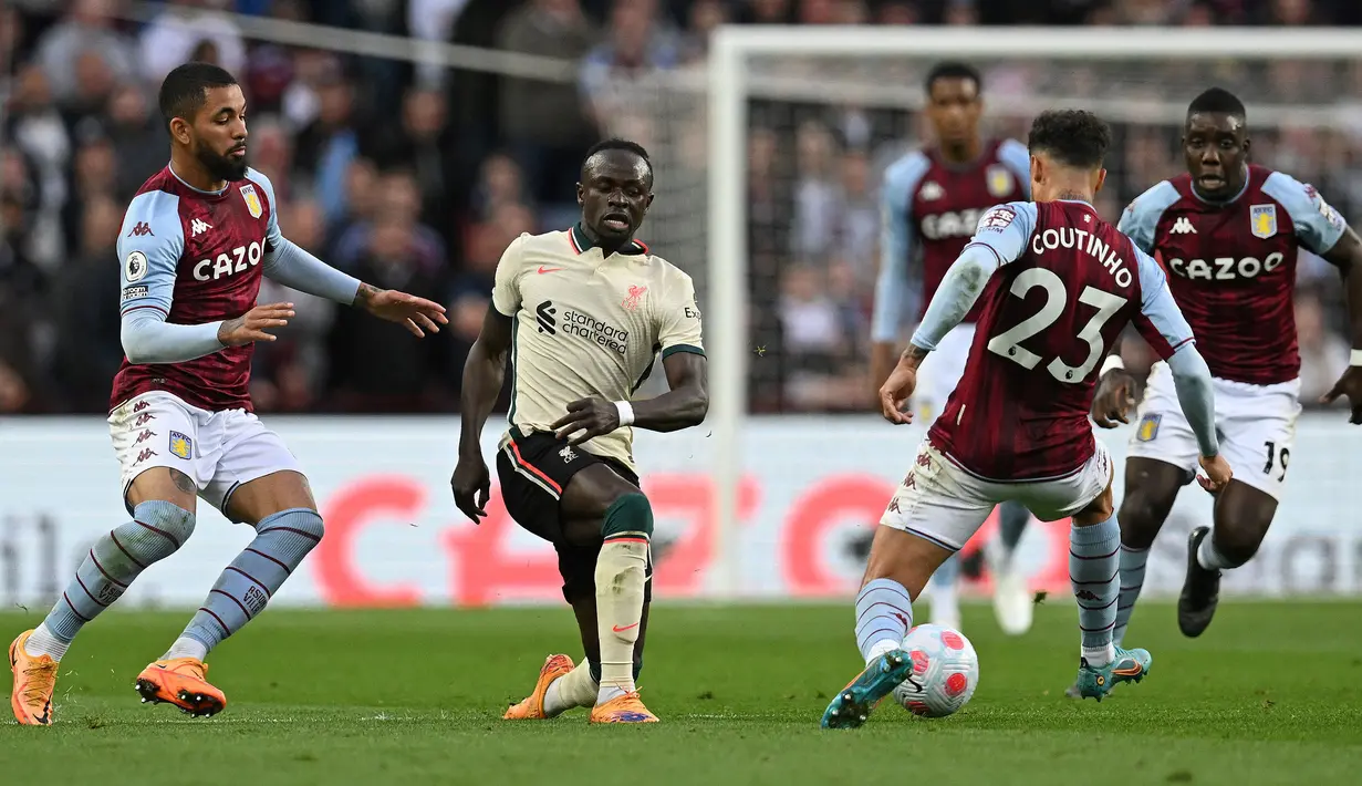 <p>Permainan Liverpool dan Aston Villa cenderung seimbang di sepanjang babak pertama. Skor 1-1 pun bertahan hingga laga memasuki waktu turun minum. (AFP/Paul Ellis)</p>