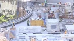 Pekerja tengah menyelesaika pembangunan gedung bertingkat di Jakarta, Kamis (3/9/2020). Menurut data dari BPJAMSOSTEK angka klaim kecelakaan kerja pada semester I 2020 yakni dari Januari sampai dengan Juni 2020 meningkat 128%. (Liputan6.com/Angga Yuniar)