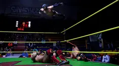 Seorang penggulat yang dikenal Aero Boy melompat menyerang lawannya, Dragon Rojo Jr yang terbaring di atas ring saat pertandingan gulat di Arena Neza di pinggiran Mexico City, Meksiko (28/10). (Reuters/ Carlos Jasso)