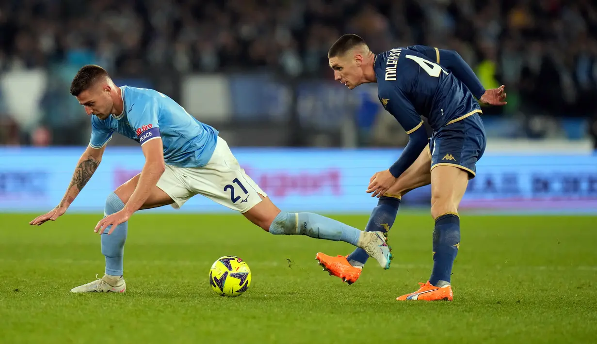 Pemai Lazio Sergej Milinkovic-Savic (kiri) berebut bola dengan pemain Fiorentina Nikola Milenkovic pada pertandingan sepak bola Liga Italia di Olympic Stadium, Roma, Italia, 29 Januari 2023. Lazio ditahan imbang 1-1 oleh Fiorentina. (AP Photo/Alessandra Tarantino)