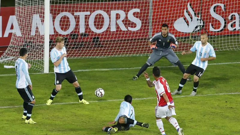 Gawang Argentina kebobolan oleh pemain Paraguay, Lucas Barrios (Reuters)