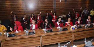 Berbagai pembekalan dilakukan pada finalis Puteri Indonesia 2018. Setelah sebelumnya mendapat pembekalan dari Badan Narkotika Nasional (BNN), kali ini kembali dibekali dari KEIN. (Adrian Putra/Bintang.com)