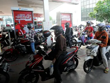 Sejumlah kendaraan sedang mengantri bahan bakar minyak di SPBU Cikini, Jumat (16/1/15). (Liputan6.com/Herman Zakharia)