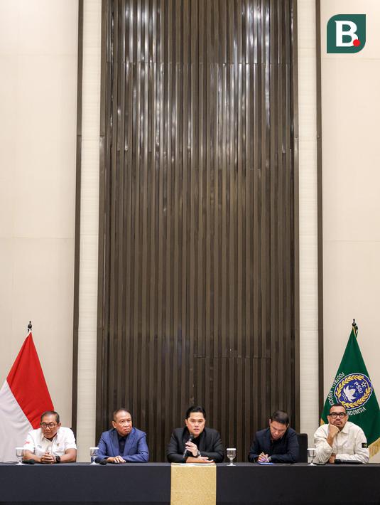 Ketua Umum PSSI, Erick Thohir (kanan) memberikan keterangan di samping Waketum PSSI, Zainudin Amali dalam konferensi pers terkait rencana baru perkembangan Timnas Indonesia yang berlangsung di Menara Danareksa, Kemayoran, Jakarta Pusat, Senin (06/01/2025). (Bola.com/Bagaskara Lazuardi)