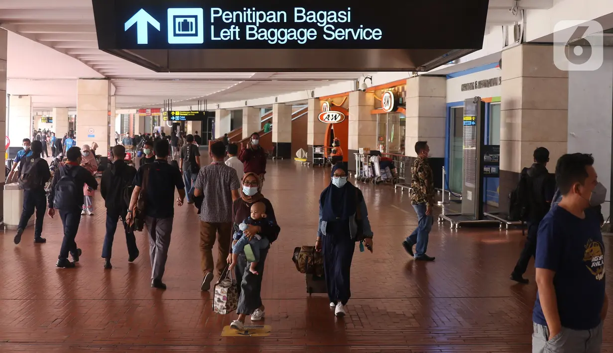 Sejumlah penumpang pesawat berjalan keluar dari Terminal 2 Bandara Soekarno Hatta, Tangerang, Banten, Selasa (18/5/2021). Berdasarkan data pengelola Bandara Soekarno Hatta pada hari pertama ascalarangan mudik, tercatat ada 76.942 pergerakan penumpang. (Liputan6.com/Angga Yuniar)