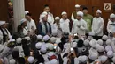 Ustaz Yusuf Mansyur memanjatkan doa saat prosesi penyalatan jenazah Ustaz Arifin Ilham di Masjid Az Zikra, Sentul, Bogor, Kamis (23/5/2019). Almarhum Ustaz Arifin Ilham akan kembali disalatkan dengan imam anak kedua Ustaz Arifin Ilham, Ameer Az Zikra. (Kapanlagi.com/Budy Santoso)