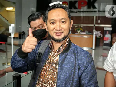 Kepala Kantor Bea Cukai Makassar Andhi Pramono mengacungkan jempol usai menjalani pemeriksaan di Gedung Merah Putih KPK Jakarta, Selasa (14/3/2023). Andhi Pramono baru saja rampung menjalani pemeriksaan berkaitan dengan dugaan harta yang dia laporkan dalam Laporan Harta Kekayaan Penyelenggara Negara (LHKPN) tak sesuai dengan profilnya. (Liputan6.com/Faizal Fanani)