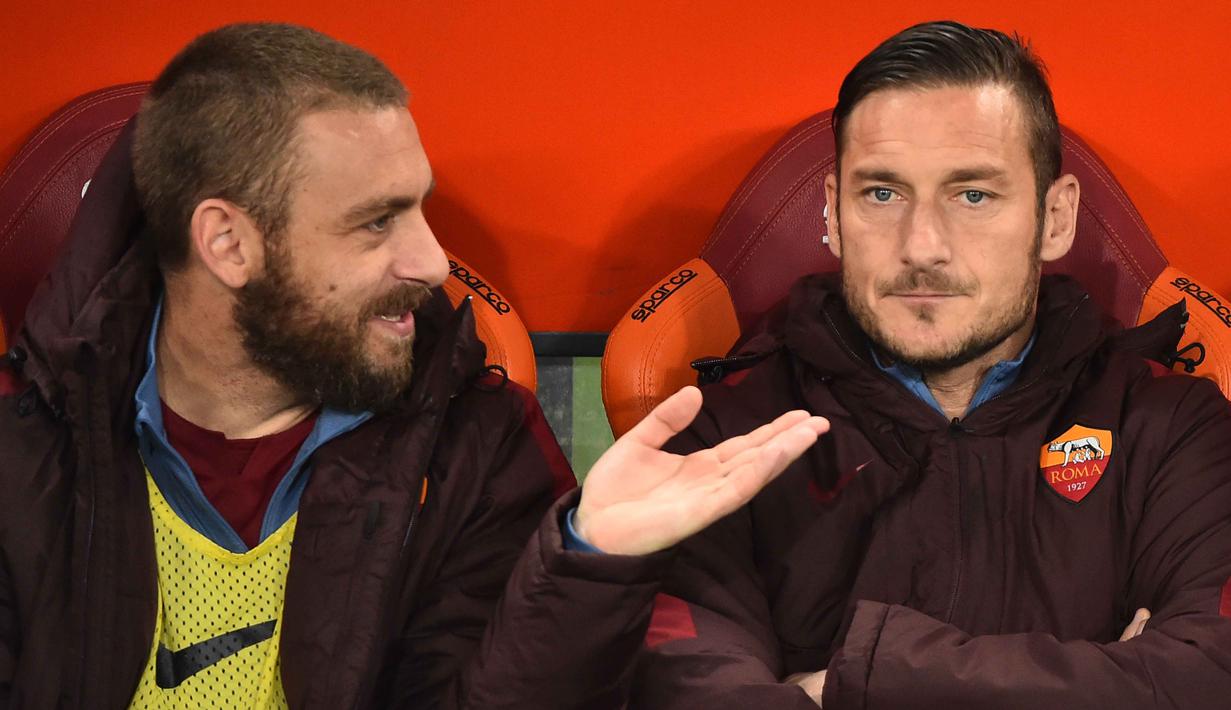  Daniele De Rossi dan  Francesco Totti terlihat sedang bebincang di banch saat laga lanjutan Serie A, di Stadion Olimpico, Sabtu atau Minggu (20/3/2016) dini hari WIB. (AFP/ Gabriel Bouys)