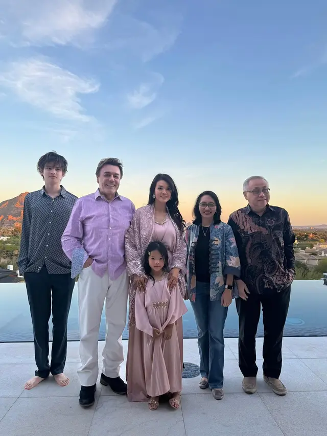 7 Momen Farah Quinn Buka Bersama Keluarga di Amerika, Menunya dari Palembang