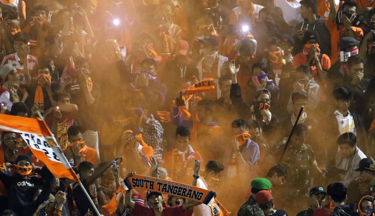 Aksi suporter Persija, Jakmania, saat Persija melawan PS TNI pada lanjutan Grup D Piala Jenderal Sudirman 2015 di Stadion Manahan, Solo, Selasa (15/12/2015). (Bola.com/Nicklas Hanoatubun)
