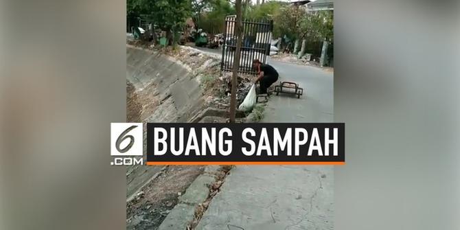 VIDEO: Terciduk, Pria Buang Sampah Sembarangan ke Kali Sunter