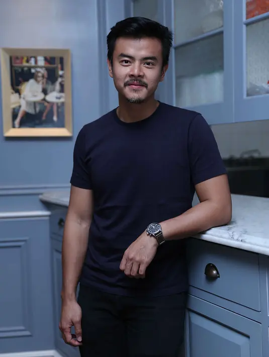 Dion yang memiliki jenggot ubanan, jadi lebih pas saat menjadi kakak dari Ernest. Ia mengakui bahwa ini peran pertama kalinya dengan jenggot dan kumis yang berantakan. (Nurwahyunan/Bintang.com)