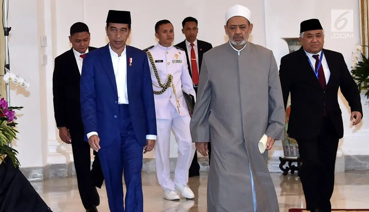 Presiden Joko Widodo berjalan bersama Imam Besar Al-Azhar Ahmad Muhammad Ath-Thayeb bersiap membuka Konsultasi Tingkat Tinggi (KTT)  Ulama dan Cendekiawan Muslim Dunia di Istana Bogor, Jawa Barat, (1/5). (Liputan6.com/Pool/Biro PersSetpres)