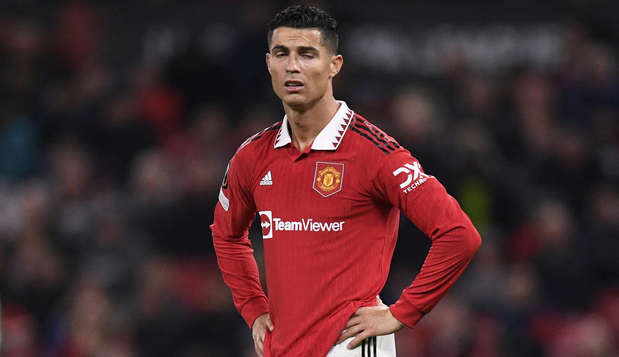 Setelah tak lagi membela Manchester United, Cristiano Ronaldo dikabarkan telah menjalin hubungan dengan salah satu klub di Saudi Pro League, Al-Nassr. CR-7 pun kini dikabarkan telah berkomitmen untuk segera bergabung dengan Al-Nassr dengan kesepakatan kontrak selama 2,5 tahun dan akan menetap di Arab Saudi hingga 2030. Jika jadi kenyataan, bintang Portugal tersebut akan mengikuti jejak 7 pemain top Eropa terakhir berikut yang lebih dahulu berkarier di Arab Saudi. Berikut ketujuh pemain tersebut. (AFP/Oli Scarff)