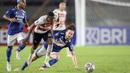 Begitupun dengan pemain Persib Bandung, serangan Madura United yang dimotori oleh Jaja mampu membuat barisan pertahanan Persib Bandung kewalahan. (Bola.com/Bagaskara Lazuardi)