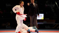 Ekspresi karateka Indonesia, Srunita Sari, saat berhasil mengalahkan karateka Thailand, Paweena Raksachart, pada cabang karate di KLCC, Kuala Lumpur, Selasa (22/8/2017). Srunita berhasil meraih emas untuk Indonesia. (Bola.com/Vitalis Yogi Trisna)