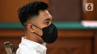 Terdakwa kasus penganiayaan terhadap Cristalino David Ozora, Mario Dandy Satriyo menjalani sidang vonis di Pengadilan Negeri Jakarta Selatan, Jakarta, Kamis (7/9/2023). Majelis hakim menjatuhkan vonis hukuman 12 tahun penjara terhadap Mario Dandy. (Liputan6.com/Johan Tallo)