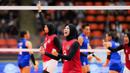 Pemain tim voli putri Indonesia, Megawati Hangestri Pertiwi (tengah) merayakan raihan poin saat bertanding di final voli putri SEA Games 2025 di Indoor Stadium Huamark, Bangkok, Thailand, pada Senin (15/12/2025). Timnas voli putri Indonesia berhasil meraih medali perunggu SEA Games 2025 usai terlibat pertarungan ketat empat set dengan Filipina. (Bola.com/Bagaskara Lazuardi)