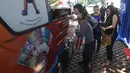 Warga menukarkan uang pecahan di stand mobil yang ada di Lapangan IRTI Monas, Jakarta Pusat, Rabu (23/5). Adapun masyarakat harus membawa KTP sebagai syarat untuk menukarkan uang. (Liputan6.com/Arya Manggala)