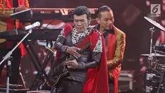 Aksi panggung Rhoma Irama saat membuka HUT Indosiar ke-23 di Jakarta Convention Center (JCC), Kamis (11/1). HUT Indosiar Bertema “Konser Raya 23 Tahun Indosiar Luar Biasa”. (Liputan6.com/Herman Zakharia)