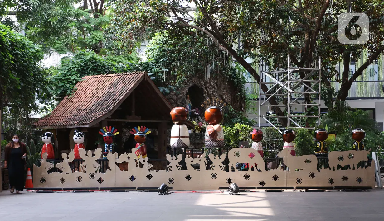 Suasana lingkungan Gereja Katedral jelang perayaan Natal, Jakarta, Rabu (22/12/2021). Gereja Katedral Jakarta memperketat penerapan protokol kesehatan selama ibadah Natal 2021. (Liputan6.com/Angga Yuniar)