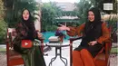 Di hari meninggalnya Marissa Haque, Angie mengunggah sebuah cuplikan video dirinya tengah podcast bareng mendiang. Angie mengungkapkan dunia terasa sepi tanpa canda dan inspirasi dari mendiang. Ia pun bersaksi bahwa sang sahabat adalah orang baik dan mendoakan agar Allah memberinya surga. (Liputan6.com/YouTube/Keema Entertainment)