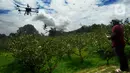 <p>Petani menerbangkan drone untuk menyemprotkan pupuk mikro pada lahan jambu kristal di pusat pengembangan pertanian Agribusinnes and Technology Park (ATP) IPB University, Dramaga, Kabupaten Bogor, Jawa Barat, Jumat (17/2/2023). Penggunaan drone tersebut untuk membantu meningkatkan hasil produksi jambu kristal serta efisiensi tenaga dan waktu. (merdeka.com/Arie Basuki)</p>