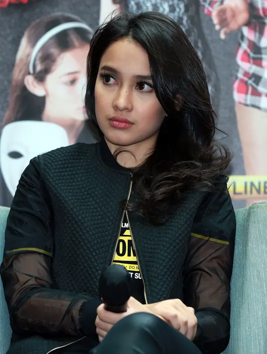 Anjani Dina mengatakan banyak wanita yang merasa laki-laki itu tidak peka. Baginya, wanita juga harus bisa memiliki pengertian kepada laki-laki karena dalam hubungan harus saling peka dan pengertian agar komunikasi jadi baik, (Deki Prayoga/Bintang.com)