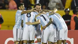 Argentina lolos dramatis ke Piala Dunia 2018 setelah menang telak 3-1 atas Ekuador lewat gol Lionel Messi. Argentina mengantongi 28 poin dari tujuh kali menang. (AFP/Pablo Cozzaglio)