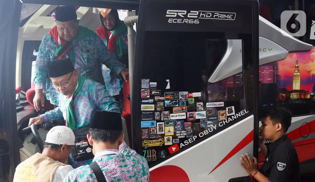 <p>Sebanyak 393 calon jemaah haji yang terdiri atas 165 jemaah laki-laki, 220 jemaah perempuan, dan delapan petugas ibadah haji tiba di Embarkasi Jakarta yang berlokasi di Asrama Haji Pondok Gede. (Liputan6.com/Herman Zakharia)</p>