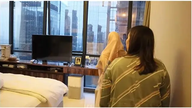 Kamar utama Chaca dan Dico terbilang cukup mewah, terdapat televisi juga di dalamnya.