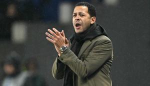 Pelatih kepala Strasbourg asal Inggris, Liam Rosenior, memberi isyarat selama pertandingan L1 Prancis antara RC Strasbourg Alsace dan Stade Brestois 29 (Brest) di Stade de la Meinau di Strasbourg, Prancis timur, pada 30 November 2025. (SEBASTIEN BOZON/AFP)