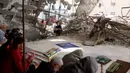 Untuk diketahui, bagi umat Muslim di Gaza, 13 Maret 2026 merupakan Jumat terakhir di bulan suci Ramadan 1447 Hijriah. Tampak dalam foto, warga Palestina berdoa saat salat Jumat terakhir di bulan suci Ramadan 1447 Hijriah, di luar Masjid Al-Talbani, yang dihancurkan oleh militer Israel di Khan Yunis, Jalur Gaza selatan pada Jumat 13 Maret 2026. (Bashar Taleb/AFP)