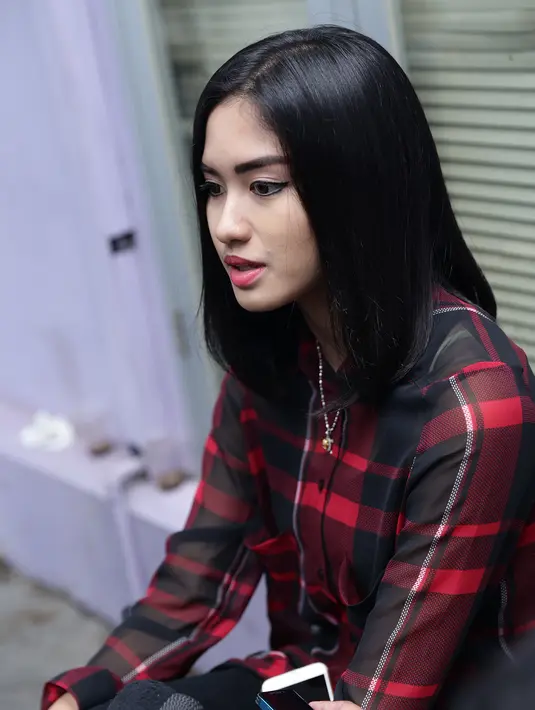 Ochi yang sekarang menekuni akting ini mengatakan sangat sulit menghilangkan sifat manjanya, terlebih ia anak perempuan satu satunya. (Andy Masela/Bintang.com)