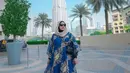Padanan printed abaya warna biru dengan hijab krem dan tas Chanel warna  hitam bikin looks Tasyi tampak makin memukau. @tasyiiathasyia.