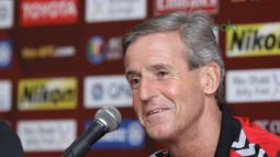 Pelatih Tampines Rovers, Juergen Raab memberikan penjelasan saat konferensi pers Piala AFC 2018 di Hotel Sultan, Jakarta (27/2/2018). Persija akan menjamu Tampines Rovers pada 28 Februari 2018. (Bola.com/Nick Hanoatubun)