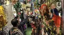 Pengunjung memilih pernak-pernik atau hiasan Natal di salah satu toko di Pasar Asemka, Jakarta, Senin (12/12/2022). Penjualan pernak-pernik Natal di Pasar Asemka mengalami peningkatan. (merdeka.com/Iqbal S. Nugroho)