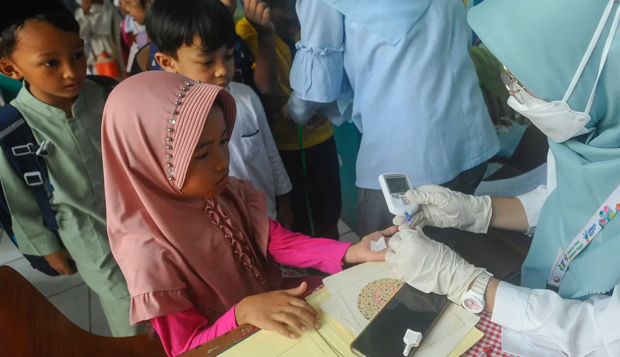Pengecekan juga untuk memastikan kesehatan para siswa. (merdeka.com/Arie Basuki)