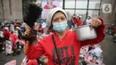 Peserta aksi dari kalangan perempuan melakukan demonstrasi di depan Gedung DPR RI, Jakarta, Rabu (8/3/2023). Selain itu, para demonstran juga membawa peralatan rumah tangga seperti panci dan kemecong dalam aksi ini. (Liputan6.com/Faizal Fanani)