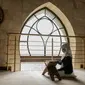Ilustrasi Islami, muslimah, membaca, belajar, hadis. (Foto oleh Alena Darmel: https://www.pexels.com/id-id/foto/gadis-duduk-arsitektur-jendela-8164713/)