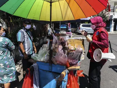 Tenaga kesehatan Puskesmas Kecamatan Menteng melakukan sosialisasi protokol kesehatan kepada warga saat Swab Seru Keliling di Masjid Jami Assuhaimiah, Kebon Sirih, Jakarta, Kamis (9/9/2021). Program ini diharapkan dapat memutus penularan COVID-19 dari pasien tanpa gejala. (Liputan6.com/Johan Tallo)
