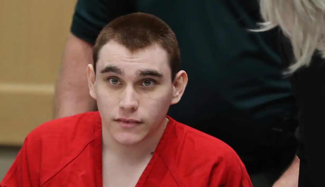 Tersangka penembakan massal Nikolas Cruz saat sidang di Broward Courthouse, Fort Lauderdale, Florida, Selasa (15/1). Cruz menyebut mendengar suara di kepalanya untuk menyerang SMA Marjory. (Amy Beth Bennett/South Florida Sun-Sentinel via AP, Pool)